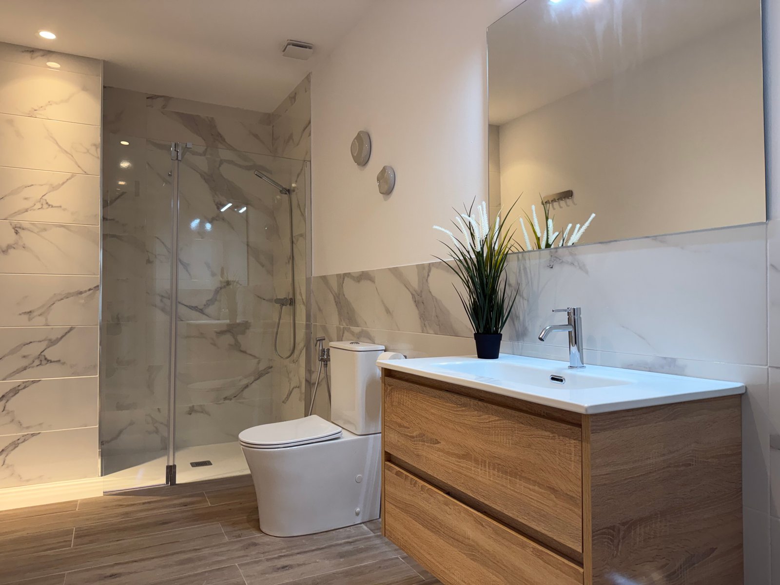 Baño moderno y amplio